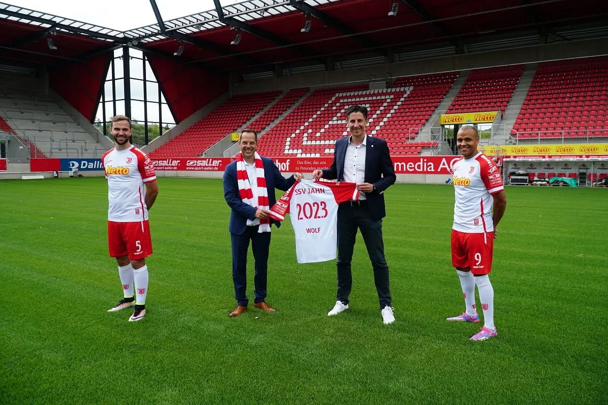 Wolf ziert den Ärmel beim SSV Jahn Regensburg