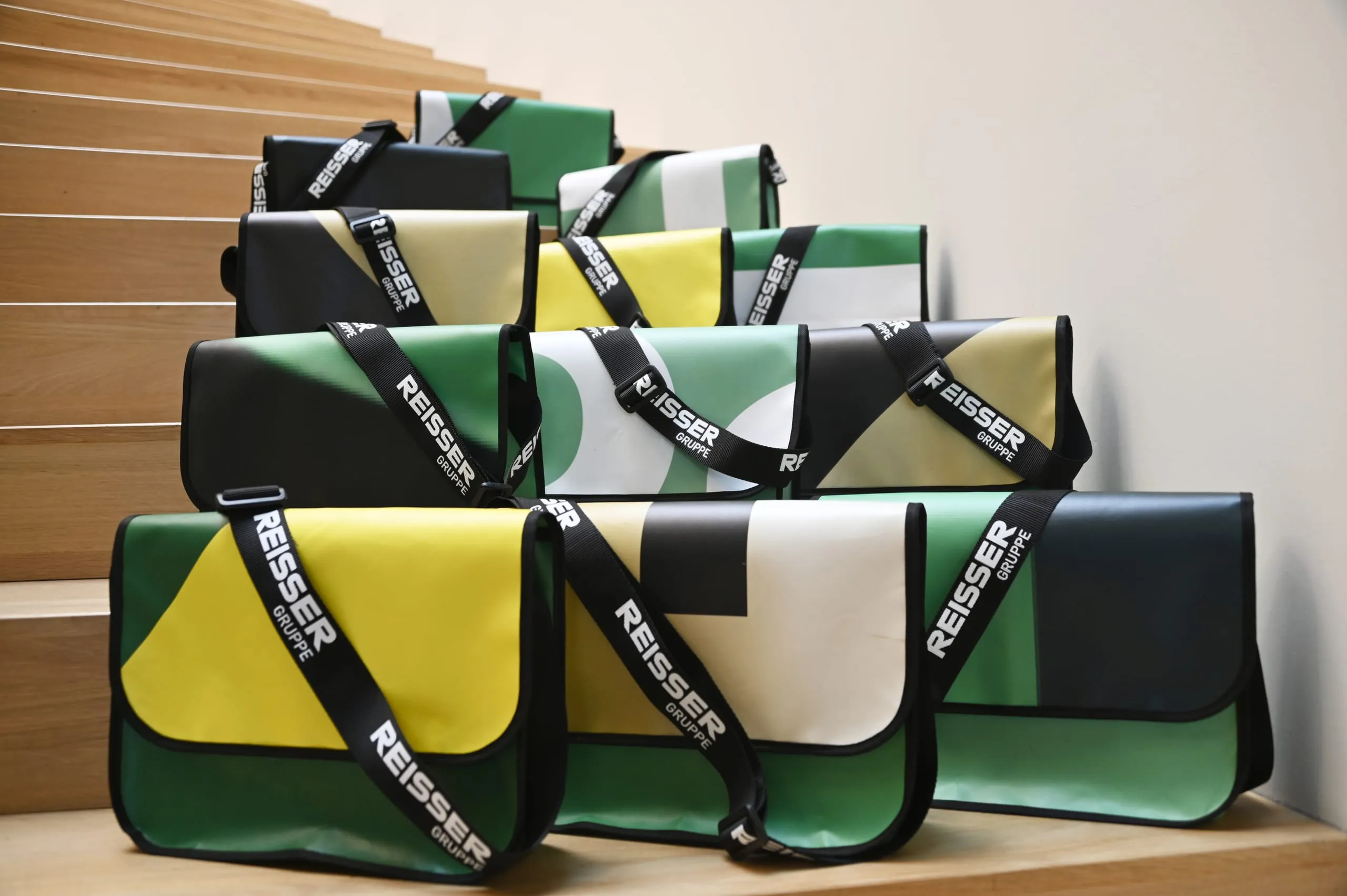 Aus Werbebannern von Reisser entstehen trendige Upcycling-Taschen