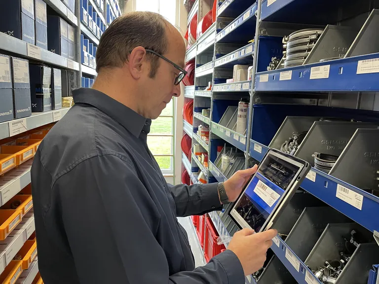 Tablet als digitales Werkzeug im Lager