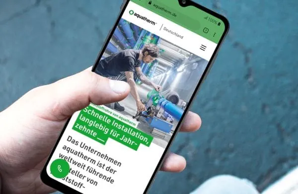 Aufruf der neuen mobilen Website von aquatherm auf dem Handy.