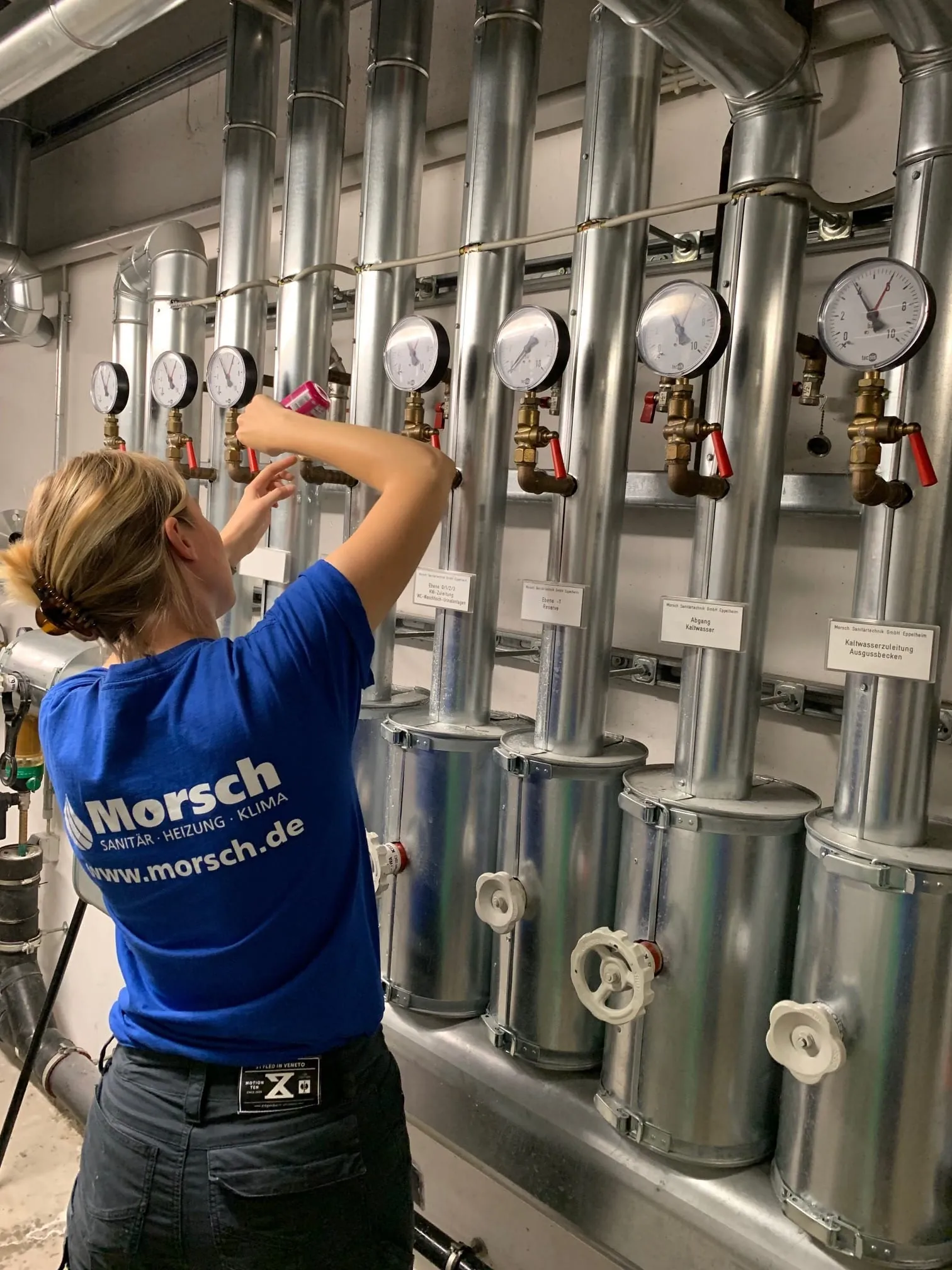 SHK-Fachhandwerkerin Antonella Menrath montiert ein neues Manometer.