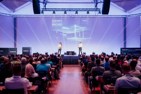 Veranstaltung Buderus ISH-Messenachlese 2023 im Europapark Rust, B&uuml;hne im Europapark Dome mit Publikum.