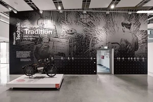 Leichtmotorrad Zehnderli in der Ausstellung des Markenerlebnisraums