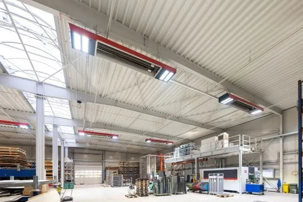 Industriehalle mit einer Infrarot-Gasheizung an der Decke. Typ Futura, eine Multi-Energie-Infrarotheizung zur CO2-neutralen W&auml;rmeversorgung von Industrie- und anderen Hallengeb&auml;uden