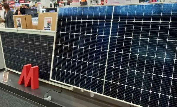 Balkomkraftwerk im Discounter ausgestellt zum Verkauf.