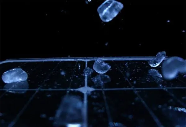 Symbolbild Hagelschlag auf PV-Modul, große Hagelkörner