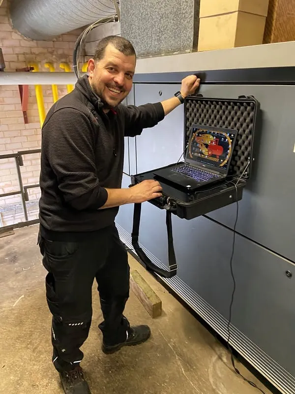 Der Youtuber und Servicetechniker "Der Kompressorschrauber" mit seiner Erfindung, dem Gekkocase.