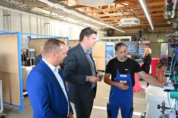 Im W&auml;rmepumpenlabor der HWK Postdam. Politiker im Gespr&auml;ch mit Ausbilder Reinhold Illgen