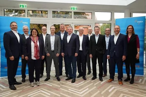 Gesch&auml;ftsstelle und neu gew&auml;hlter AMG-Vorstand (v.l.): Martin Hardenfels, Rainer Haueis, Heike Dirmeier, Thomas M&uuml;ller, Mario Lieder, Meinolf Rath, Stefan Pf&uuml;tzer, Werner Ottilinger, Peter Hug, Michael van Well, Martin Z&auml;hrl, Marc Boeb&eacute;, Marion Walther.