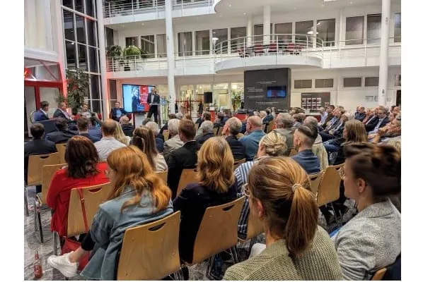 Rund 100 Entscheidungstr&auml;gerinnen und Entscheidungstr&auml;ger aus Politik, Wirtschaft, Schule und Verwaltung verfolgten das Podiumsgespr&auml;ch beim &bdquo;Forum Ausbildung&ldquo; im Atrium der Firma Roth.