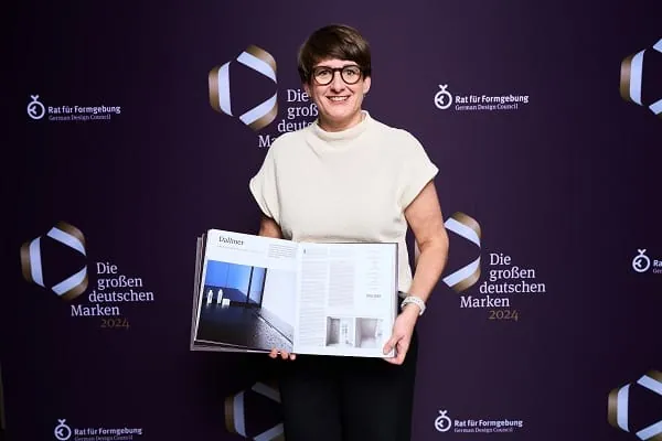 Gesch&auml;ftsf&uuml;hrerin Yvonne Dallmer zeigt bei der Design-Gala in Berlin die Erfolgsgeschichte von Dallmer im Buch &bdquo;Die gro&szlig;en deutschen Marken&ldquo;.