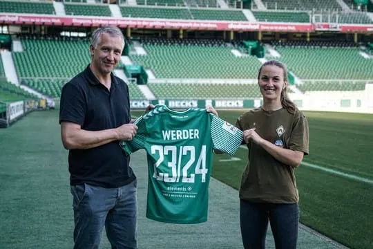 Neue Partner: Elements unterst&uuml;tzt jetzt den Frauenfu&szlig;ball des SV Werder Bremen. Frank Baumann, Gesch&auml;ftsf&uuml;hrer Fussball SV Werder Bremen, und Michaela Brandenburg, Abwehrspielerin der Frauen-Bundesligamannschaft vom SV Werder Bremen, freuen sich &uuml;ber den neuen Sponsor. 