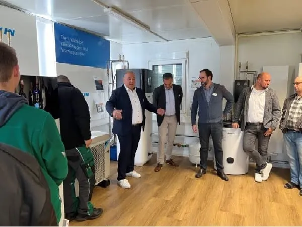 Niederlassungsleiter Reisser Lutherstadt Wittenberg in der Mitte von 5 SHK-Handwerkern im neuen Schulungsraum Wärmepumpe im Energie-Campus.