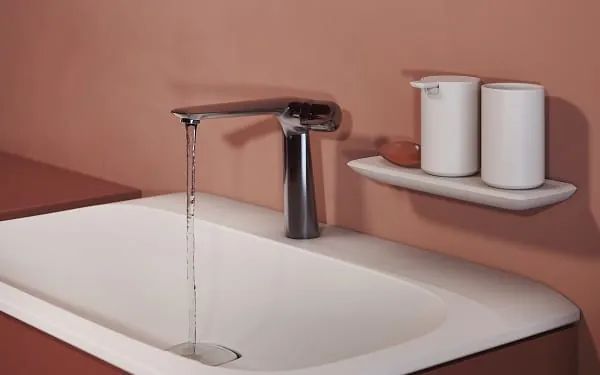 Waschtischarmatur mit Waschtisch aus der Serie Ordivis.