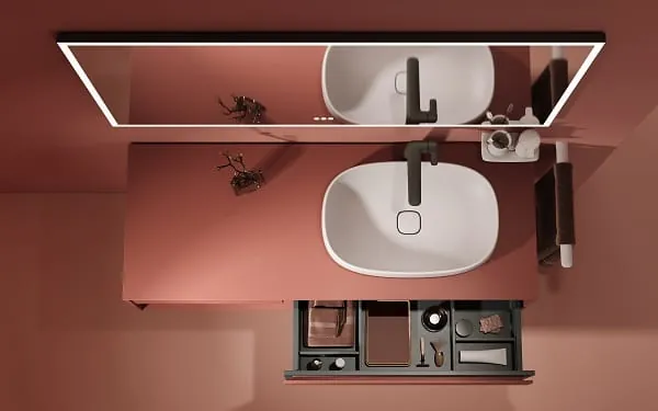 Waschtischkonsole mit Unterschrank und ge&ouml;ffneter Schublade aus der Serie Odivis.