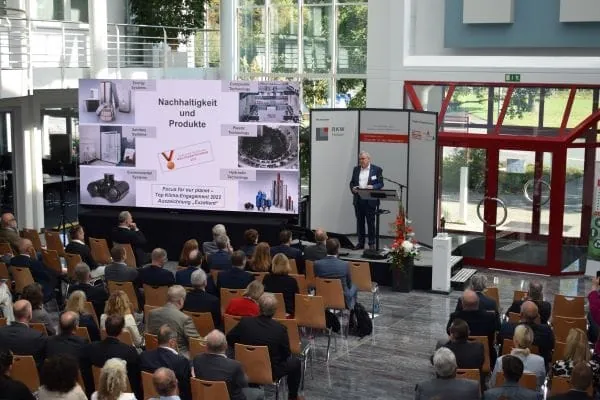 KI als Thema &ndash; am Sitz der Roth Industries folgten 130 G&auml;ste den Ausf&uuml;hrungen von Roth-CEO Matthias Donges.