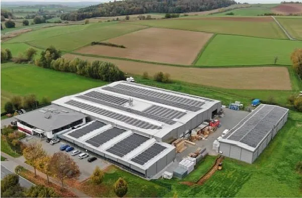 Produktionshallen mit PV-Anlage auf dem Dach von Frenger Systemen.
