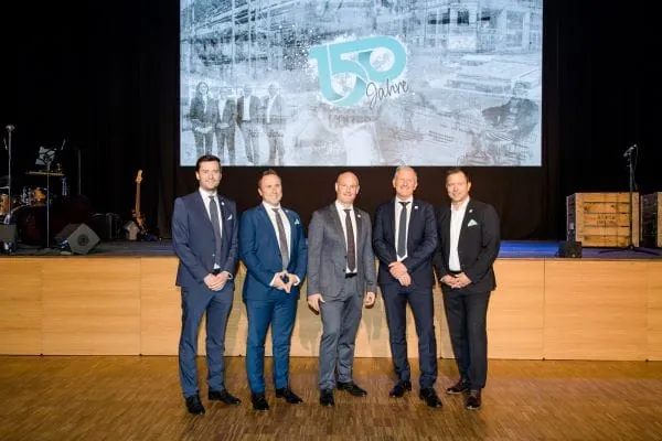 150 Jahre Jubil&auml;um: Ressortleiter Lukas Vormair, die Holter Gesch&auml;ftsf&uuml;hrer Markus Steinbrecher, Michael Holter und Bernhard Karlsberger sowie Bayern Verkaufsleiter Udo Czwalinna freuten sich &uuml;ber den gelungenen Abend. (v. l.)