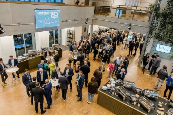 Knapp 300 G&auml;ste, Wegbegleitende, Industrie- und Installateurpartnerinnen und -partner sowie bayrische Mitarbeitende feierten gemeinsam 150 Jahre Holter.