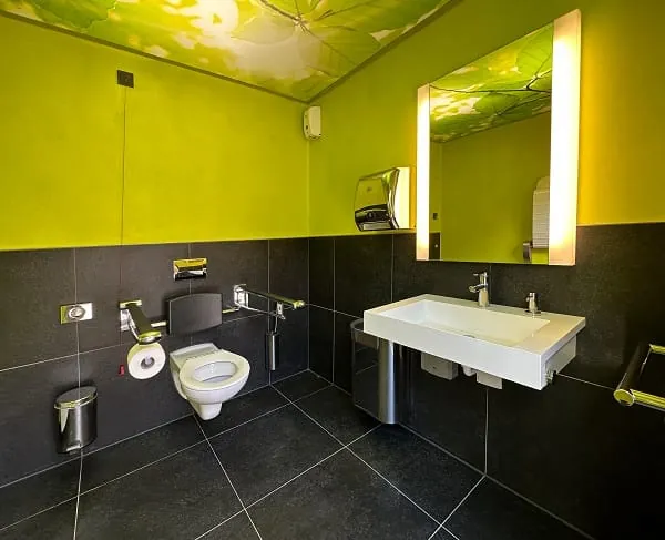 Auch mit dem Rollstuhl ist in den gro&szlig;z&uuml;gigen R&auml;umlichkeiten viel Platz. 