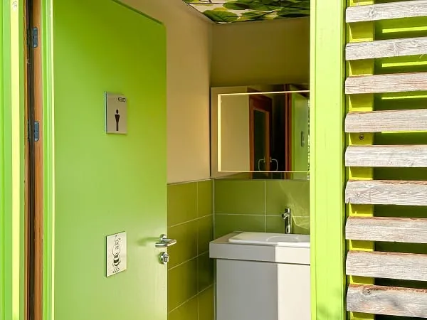 Die Materialien und Gestaltung der &ouml;ffentlichen Toilettenanlage ist &uuml;berraschend einladend und bietet den Besuchern des Parks einen Aufenthalt f&uuml;r die Sinne.