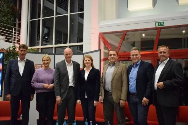 Ein Abend f&uuml;r die duale Ausbildung: Vor rund 100 G&auml;sten sprachen Frank Interthal, Marie-Sophie K&uuml;nkel, Gerd Manthei, Anne-Kathrin Roth, Staatsminister Alexander Lorz, Michael Donges und Dietmar Persch. (v. l.) 