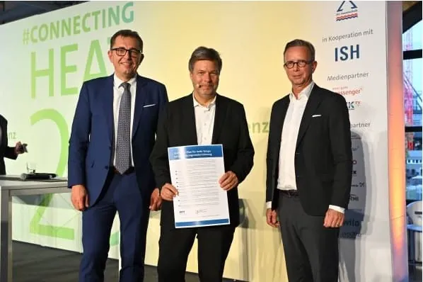 10-Punkte-Plan: Michael Hilpert, Pr&auml;sident ZVSHK, Dr. Robert Habeck, Bundesminister f&uuml;r Wirtschaft und Klimaschutz, Jan Brockmann, Pr&auml;sident BDH. (v. l.)