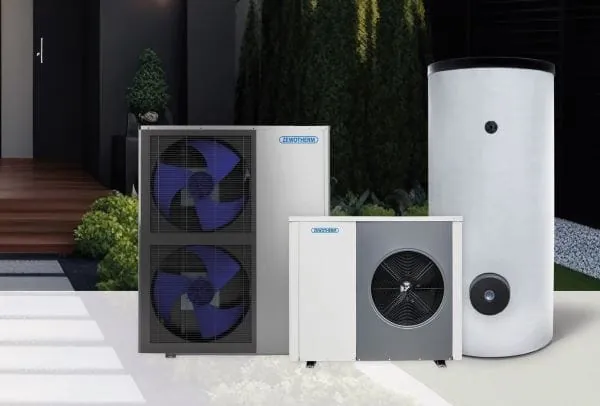 Zwei Au&szlig;eneinheiten der Luft-/Wasser-W&auml;rmepumpenserie Eco und Warmwasserspeicher, alles von Zewotherm