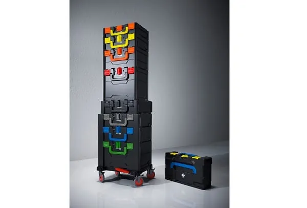 Die neuen Straussboxen Color lassen sich mit verschieden farbigen Griffen und Verschl&uuml;ssen ausstatten.