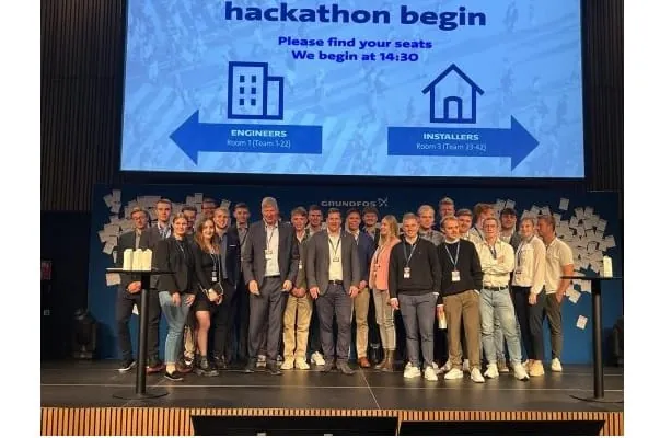 Studierende der FH Erfurt mit Experten beim Hackathon