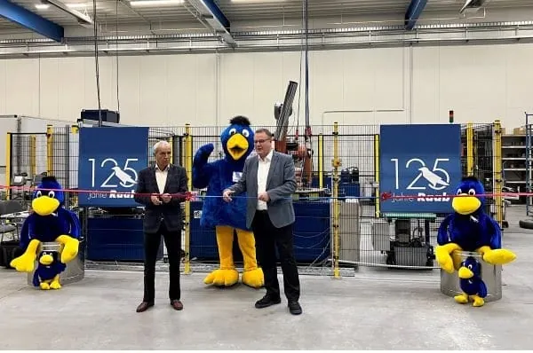 Einweihung der neuen Produktionsstra&szlig;e in Luckenau durch Michael Heraeus, Gesellschafter und Beiratsvorsitzender der Raab-Gruppe (links) und Rolf Wagenfeld, Gesch&auml;ftsf&uuml;hrer.
