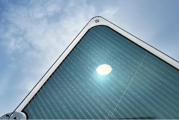 Glasscheibe mit Asca-Folie basieren auf organischer Photovoltaik (OPV). Asca-Module lassen sich in nahezu jede Art von Oberfläche und viele Materialien (Metalle, Glas, Membranen, Kunststoffe, Textilien usw.) integrieren.
