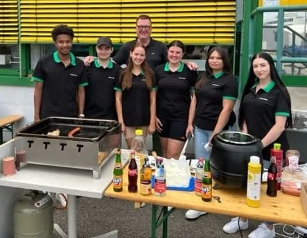 Ein gro&szlig;er Scheck wurde symbolisch &uuml;bergeben (v.l.): Thomas Bauer (zust&auml;ndig f&uuml;r die &Ouml;ffentlichkeitsarbeit am SOS Kinderdorf in Sulzburg), Michael Hanisch (Niederlassungsleiter Reisser Freiburg), Jane Jakobi und Jule Knab (Auszubildende), Sabine Tritschler (Assistentin Ausbildung) und Armin Beckmann (Ausbildungsleiter Freiburg).