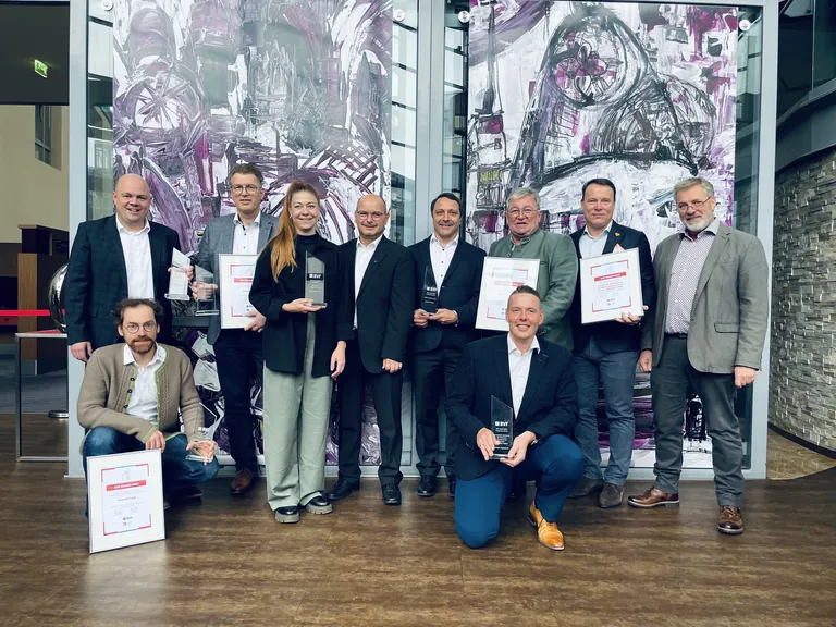 Der BVF Award 2023 wurde in den vier Kategorien Innovation, Projekt des Jahres, Produkt Kühl- und Heizdeckensystem sowie Produkt Fußbodenheizsystem: Gruppenbild aller Preisträger.