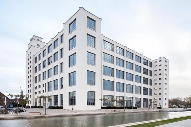 Der Nino-Hochbau, ein Industriebaudenkmal von überregionaler Bedeutung, beherbergt das neue Büro mit Schulungszentrum und Showroom von Clivet.