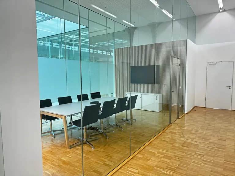 In den Schulungs- und Besprechungsräumen steht neueste Konferenz- und Seminartechnik zur Verfügung.