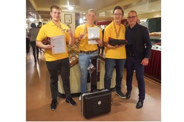 Der Bundessieger Luca Jan Amzehnhoff (Mitte) erhielt von Weishaupt einen Werkzeugkoffer, die Zweit- und Drittplatzierten Paul Schuster (Brandenburg) und Jan Weiß (Bayern) je eine Werkzeug-Wickeltasche.