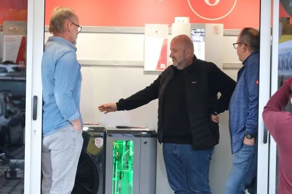 Lockerer Austausch am Gerät mit drei Personen