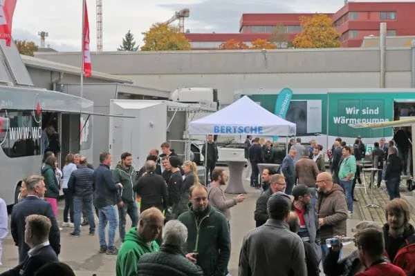 Außenansicht: Menschen auf dem Energie Festival