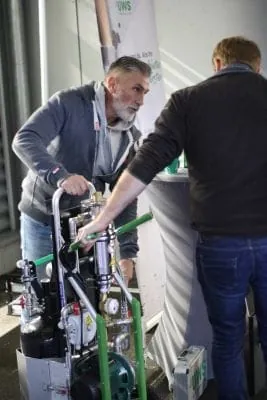 Zwei Personen bei bei einem Gerät