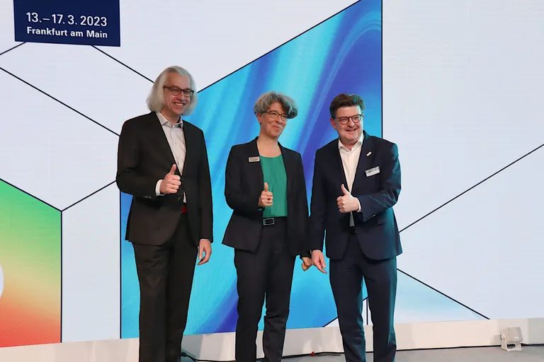 Dr. Hans Henning, Hauptgeschäftsführer DG Haustechnik, Dr. Ines Prokop, Geschäftsführerin Bundesverband Bausoftware, Helmut Bramann, Hauptgeschäftsführer ZVSHK, auf der ISH 2023 (v.l.).