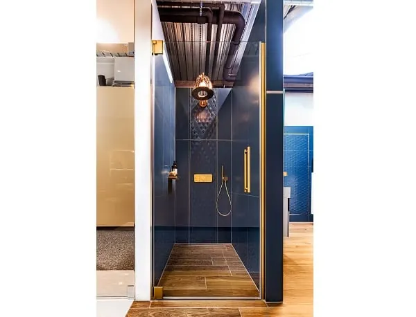 Mit der Kermi-Fachpartnersuche können Kunden ihre gewünschte Kermi-Duschkabine in einer Ausstellung in ihrer Nähe finden, wie hier exemplarisch die PASA-Duschkabine mit Akzenten in edlem Heliosgold.