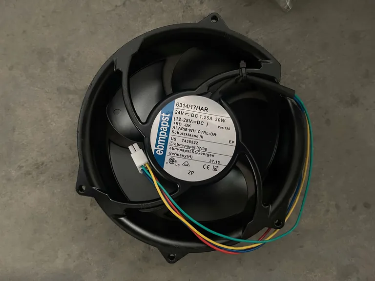 Zu den Aktivit&auml;ten der F&auml;lscher geh&ouml;rten u.a. der Kauf von Original-Ventilatoren von ebm-papst und das Anbringen von gef&auml;lschten Etiketten, sowie die Aufarbeitung von gebrauchten oder unbenutzten Ventilatoren alter Bauart.