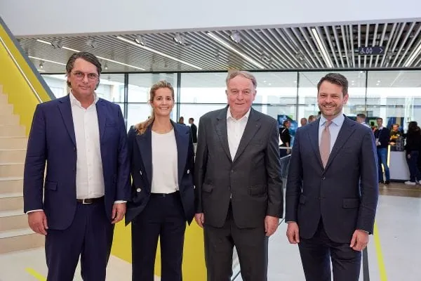 Stefan Klemm, Gründer und Inhaber des Entrepreneurs Club, Anna Viegener, Vorsitzende des Gesellschafterausschusses der Viega Holding GmbH & Co. KG, Walter Viegener, Vorsitzender des Gesellschafterausschusses der Viega Holding GmbH & Co. KG, und Dr. David Deißner, Geschäftsführer der Stiftung Familienunternehmen. (v. l.)