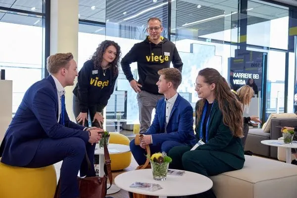 Gespräche am 31. Karrieretag Familienunternehmen in der Viega World.