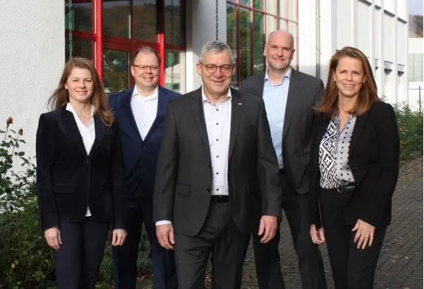 Wechsel an der Spitze der Roth Industries: Christin Roth J&auml;ger (rechts) folgt als CEO auf Matthias Donges (Mitte), der zum Jahreswechsel in den Ruhestand geht. Dr. Anne-Kathrin Roth (von links) f&uuml;hrt als COO die Sparten Sanit&auml;r- und Umweltsysteme, Claus-Hinrich Roth ist als CFO verantwortlich f&uuml;r die internationalen Finanzen, Marcus Schmidt leitet als CAO den gesamten administrativen Bereich der Unternehmensgruppe.