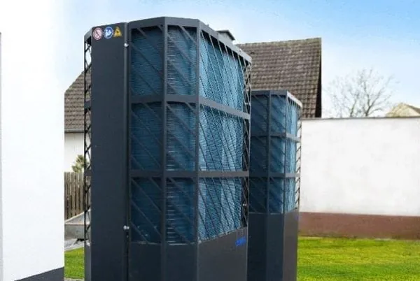 2 Luft-/Wasser-W&auml;rmepumpen &bdquo;Lambda" von Zewohterm, Monoblockbauweise stehen vor einem Haus im Garten.