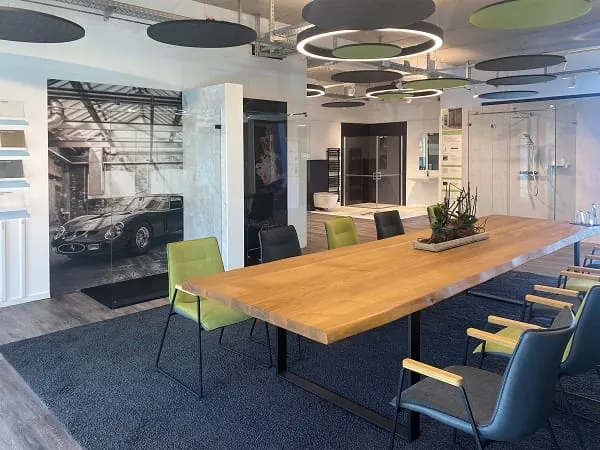 Eine moderne Ausstellung bietet den Duschwelten-Fachpartnern und Kunden im Werk Neuwied die ganze Palette der Gestaltungsvarianten.