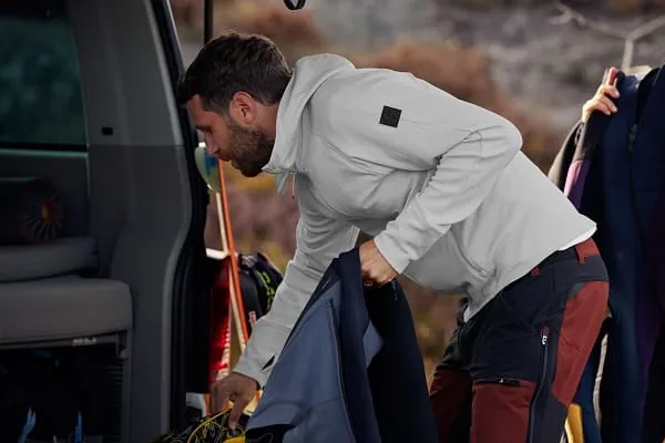 Multifunktionelle Kleidung, die sich auf den Stra&szlig;en der Stadt genauso gut macht wie im Wald, ist das Thema der Herbst- und Wintereinf&uuml;hrung von Fristads Outdoor. 