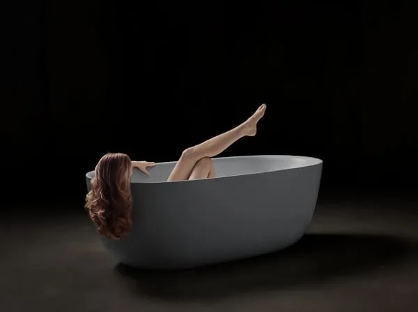 Bryan Adams hat f&uuml;r die neue Kaldewei-Kampagne die freistehende Badewanne Meisterst&uuml;ck Oyo Duo in Szene gesetzt.